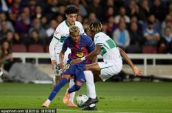 历史性时刻(kè)！伯纳乌变身NFL主场，马德里掀起(qǐ)橄欖(lǎn)球(qiú)狂潮