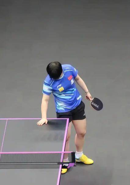 乒乓球比赛运动员为什么要摸球台,乒乓球运动员的“摸桌”玄学:汗水背后的科学博弈与规则挑战