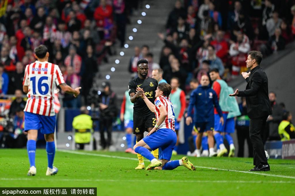 吕迪格现身伯纳乌观看NFL比赛，弗洛伦蒂诺幽默称其适合打橄榄球！